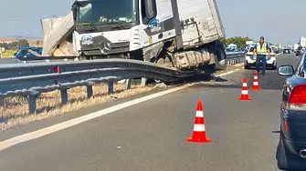 ТИР се вряза в мантинелата на АМ „Тракия“