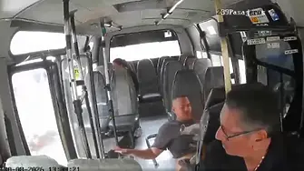 Моторист прелетя през отворената врата на автобус при жестока катастрофа и оцеля (ВИДЕО)