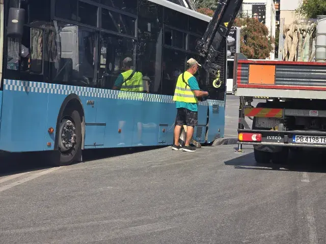 Автобус на градския транспорт в Пловдив пропадна в кратер