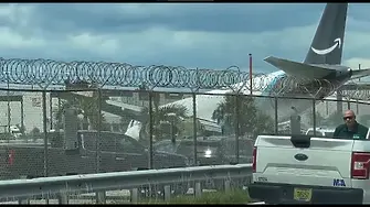 Самолет излезе от пистата на голямо летище (ВИДЕО)