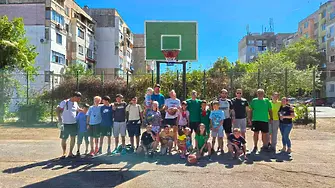 Доброволци почистиха спортното игрище в кв. „Младост“ във Враца, предстои обновяване на кошовете
