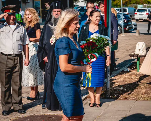 С венци и цветя пред „Лъвчето“ Враца се преклони пред подвига на героите от Съединението