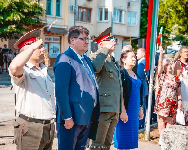 С венци и цветя пред „Лъвчето“ Враца се преклони пред подвига на героите от Съединението