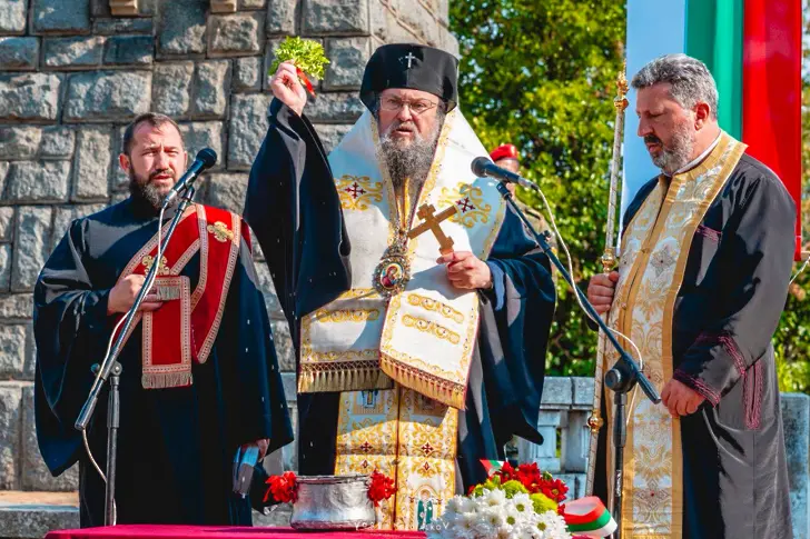С венци и цветя пред „Лъвчето“ Враца се преклони пред подвига на героите от Съединението