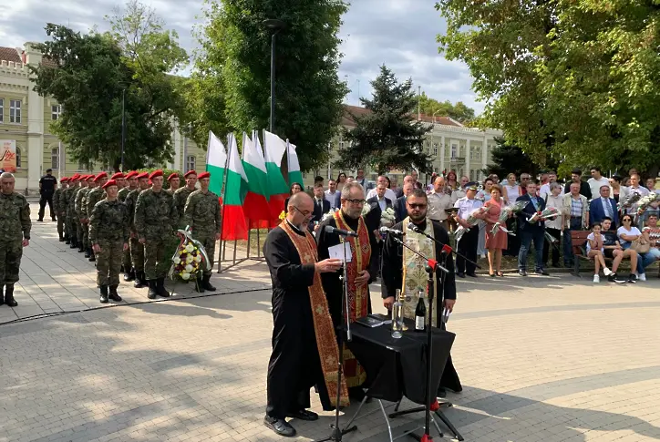 Плевен отбеляза 141 г. от Деня на Съединението на Княжество България и Източна Румелия/СНИМКИ/