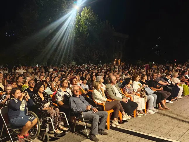 В Плевен: Празничен музикален спектакъл „България се ражда“ по повод 141 г. от Съединението на Княжество България и Източна Румелия/СНИМКИ/