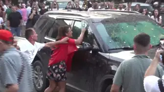 Яйца и домати по депутати, сблъсъци с полицията пред парламента в Тирана (ВИДЕО)