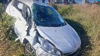 Със само четири месеца стаж зад волана: Млада жена се удари във влак