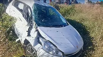 Със само четири месеца стаж зад волана: Млада жена се удари във влак