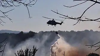 Осми ден продължава борбата с пожара в софийското село Антон