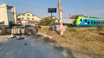 Влак и тир се сблъскаха във Враца