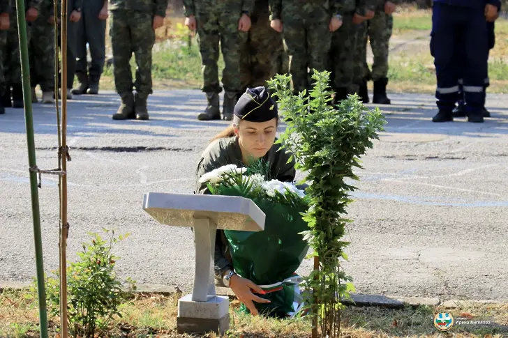В 12-та Авиационна база почетоха паметта на Петко Димитров и капитан Венцислав Дункин