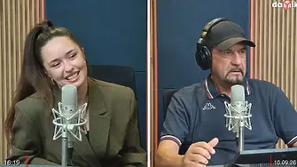 Младата певица Дани Илиева пее песен на Михаела Маринова