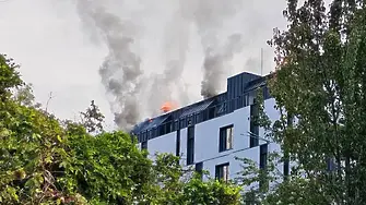 Голям пожар на покрива на новострояща се сграда в София, пет екипа са на място