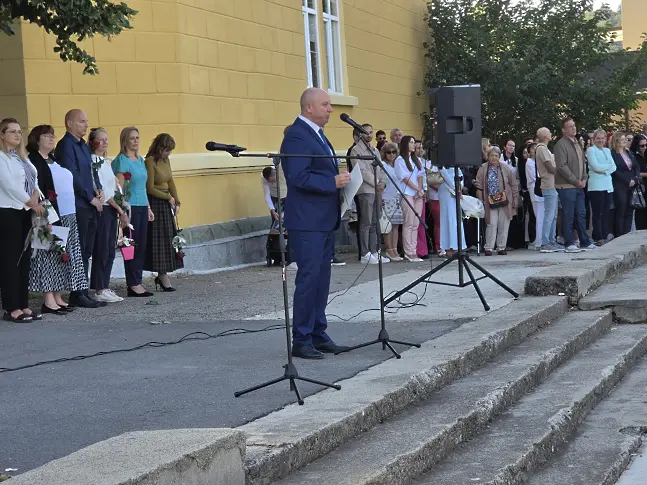 Ръководството на Областна администрация – Сливен сподели празничния дух при откриването на новата учебна година