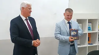   Министърът на отбраната Димитър Стоянов  участва в откриването на новата учебна година в ИПГ „Васил Левски“ - Мездра