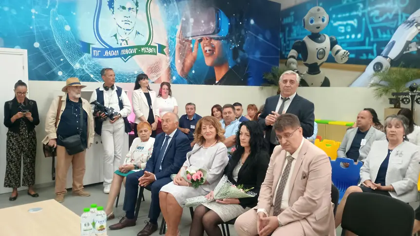   Министърът на отбраната Димитър Стоянов  участва в откриването на новата учебна година в ИПГ „Васил Левски“ - Мездра