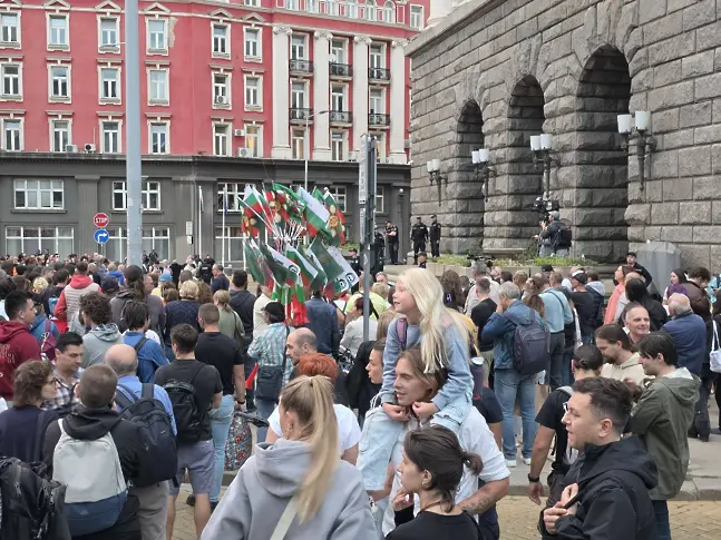 Протест в София настоява за оставка на правителството