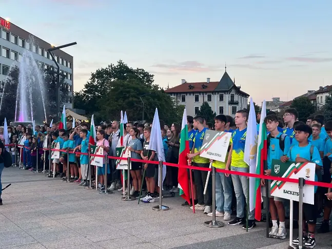 С олимпийски пламък и грандиозна заря Враца откри зрелищно 19-ия Младежки фестивал