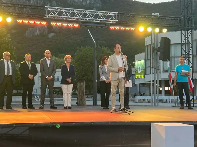 С олимпийски пламък и грандиозна заря Враца откри зрелищно 19-ия Младежки фестивал