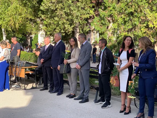 В НУ "Христо Ботев" откриха тържествено новата учебна година