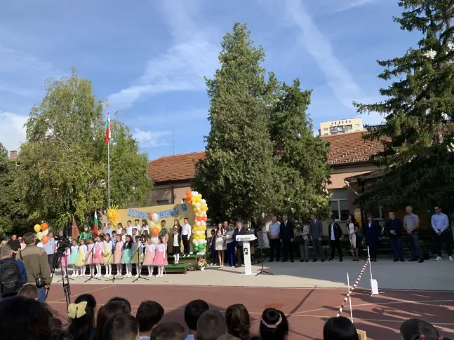 В НУ "Христо Ботев" откриха тържествено новата учебна година
