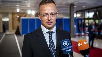 Разследват частни полети на бившия външен министър на Унгария Петер Сиярто