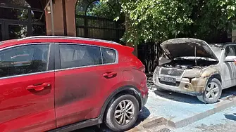 Обвиниха мъж за палежа на автомобили на българското посолство в Скопие