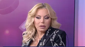 Певицата Камелия превърна Триумфалната арка в сцена с „Луда по тебе“ и ниочаквано събра пари