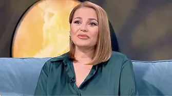 Неловка ситуация по време на участие на Деси Слава, фен започна да хвърля банкноти по нея
