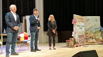 Захари Карабашлиев във Враца: Делфините ми помогнаха да изплувам от архивите за лагерите