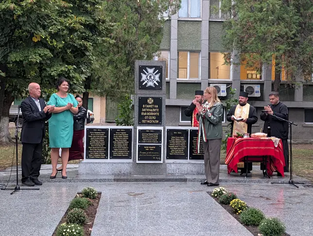 Откриха военен паметник в село Пет могили