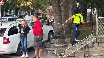 Кола се заби в детска градина във Велико Търново