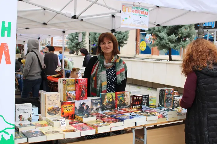 Повече от 14 издателства показват книгите си в книжния базар във Враца