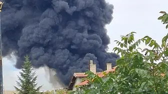 Пожар гори в стопанския двор на град Бяла (ВИДЕО)
