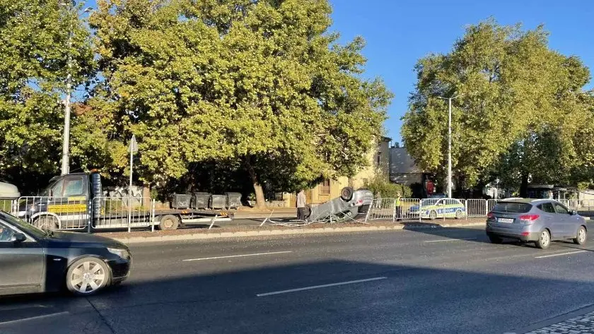 Кола полетя по таван на централен булевард в Пловдив (СНИМКИ)