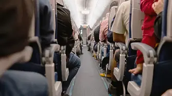 Странна миризма предизвика аварийно кацане на самолет с 371 души