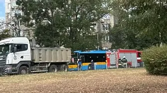 Тежка катастрофа на столичния бул. „Гешов“: Кола е смачкана между два тролея