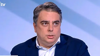 Асен Василев с подписка в защита на домашната ракия