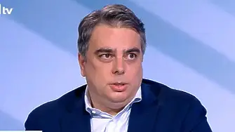 Асен Василев с подписка в защита на домашната ракия