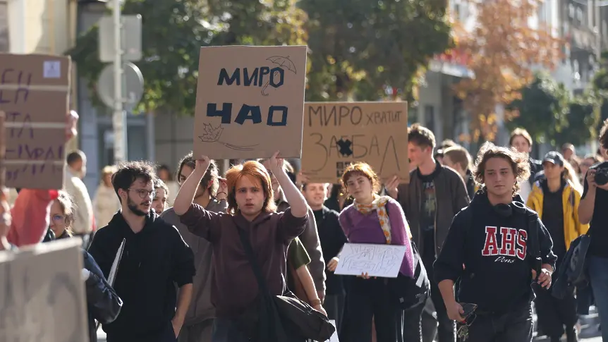 Пореден протест в НАТФИЗ: Студенти поискаха оставката на ректора (СНИМКИ)