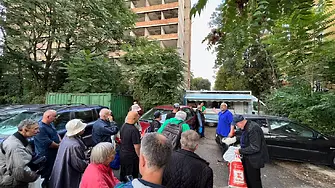 Доброволци, които раздават топла храна: Събираме пари за ново камионче