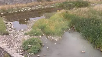 Аварирал водопровод оцвети водите на река Бели Искър