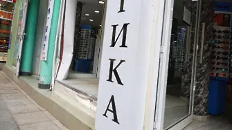 Екшън в центъра на Бургас: Патрулка се вряза в оптика при гонка с криминално проявен (СНИМКИ)