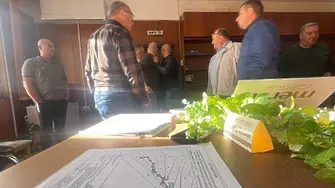 Екшън на извънредно заседание в Доспат: Хвърлиха домат по кмета и последва физически сблъсък