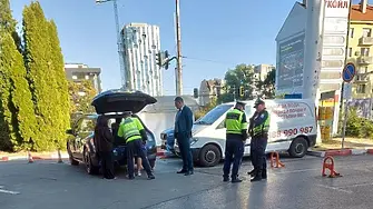 Владо Николов катастрофира в центъра на София (СНИМКИ)