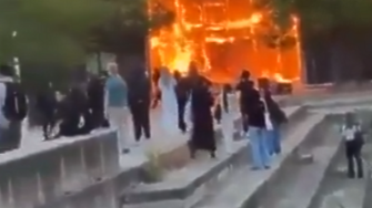 Хиляди ученици задържани по време на ескалиралите протести във Франция