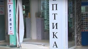 Пак при гонка: Полицейска кола се заби във витрина на оптика 