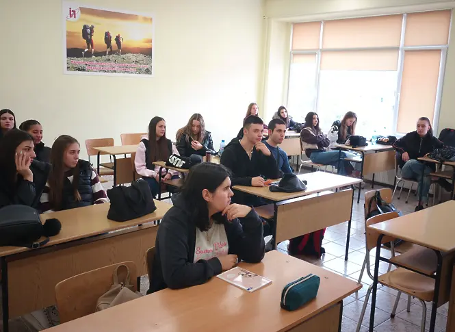 Открит урок на тема ,,Формиране на личността и нейната отговорност пред обществото" в ДФСГ „Интелект“