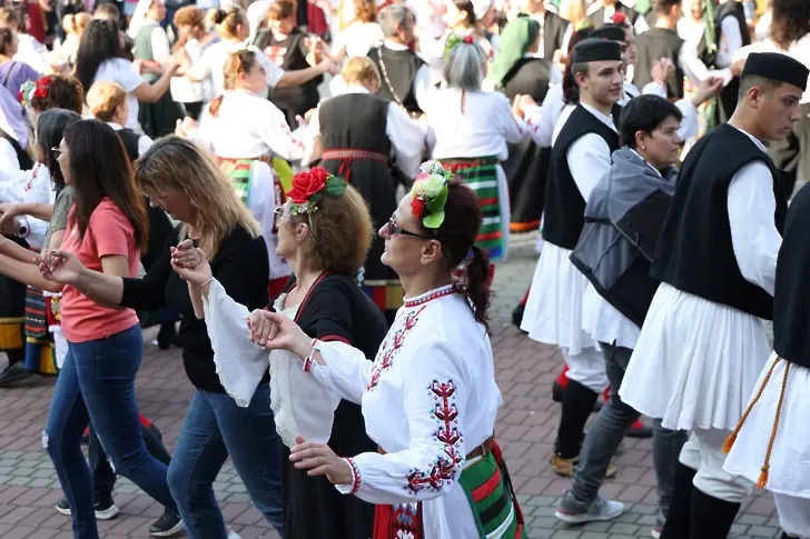 Севлиево се завъртя в ритъма на българското хоро